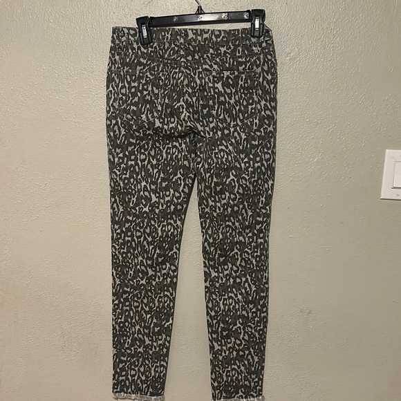 Stop Me If You Can Distressed Ankle - Picture 7 of 8